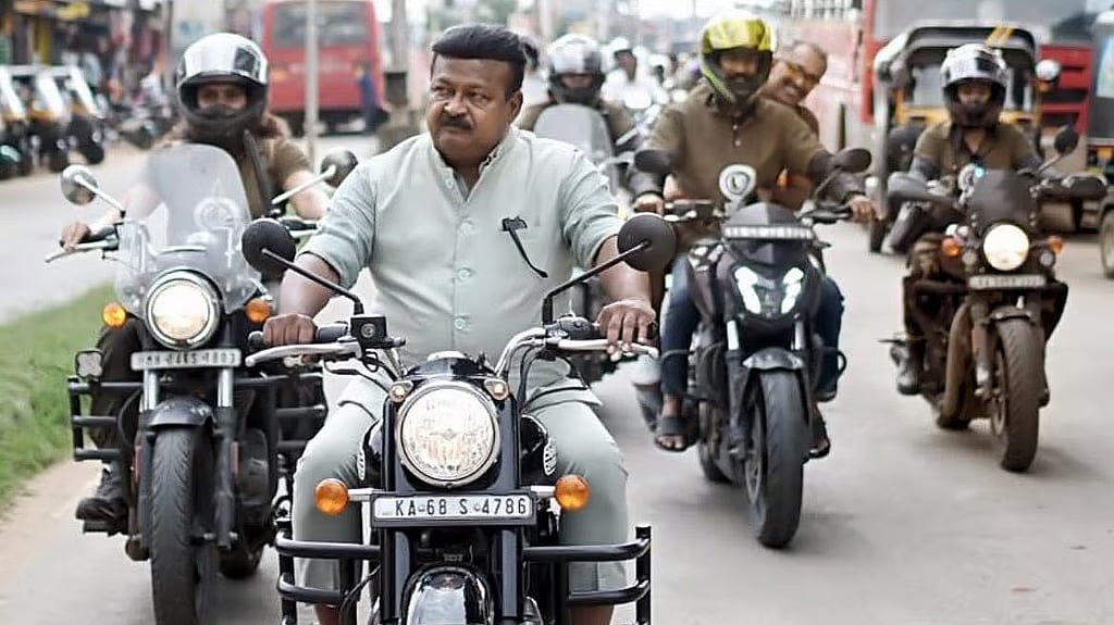 ಸಂಚಾರ ನಿಯಮ ಉಲ್ಲಂಘನೆ: ಹೆಲ್ಮೆಟ್ ಇಲ್ಲದೆ ಬುಲೆಟ್ ಓಡಿಸಿದ ಶಾಸಕ ಪ್ರಕಾಶ್ ಕೋಳಿವಾಡಗೆ 500 ರೂ ದಂಡ..!