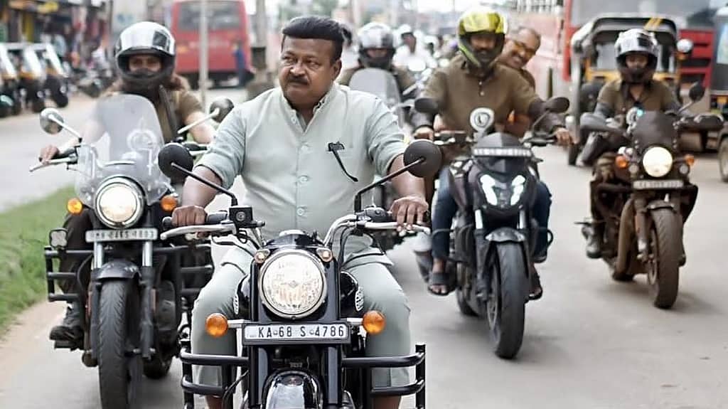 ಸಂಚಾರ ನಿಯಮ ಉಲ್ಲಂಘನೆ: ಹೆಲ್ಮೆಟ್ ಇಲ್ಲದೆ ಬುಲೆಟ್ ಓಡಿಸಿದ ಶಾಸಕ ಪ್ರಕಾಶ್ ಕೋಳಿವಾಡಗೆ 500 ರೂ ದಂಡ..!