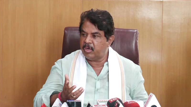 ಬರಿಗಾಲಲ್ಲಿ ನಡೆವ ಬಡ ಮಕ್ಕಳ ಹೆತ್ತವರ ಶಾಪ ನಿಮ್ಮ ನಾಲಾಯಕ್ ಕಾಂಗ್ರೆಸ್ ಸರ್ಕಾರಕ್ಕೆ ತಟ್ಟದೆ ಇರುತ್ತಾ? ಆರ್. ಅಶೋಕ್