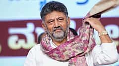 ದಿನಕ್ಕೊಂದು ಬಣ್ಣಬಣ್ಣದ 'ದುಬಾರಿ ಶಾಲು' ಹಾಕುವ ಸಿಎಂ ಡಿಕೆಶಿಗೆ ಸರ್ಕಾರಿ ಶಾಲೆಯ ಬಡ ಮಕ್ಕಳಿಗೆ ಶೂ-ಸಾಕ್ಸ್ ಕೊಡುವ ಮನಸ್ಸಿಲ್ಲ!
