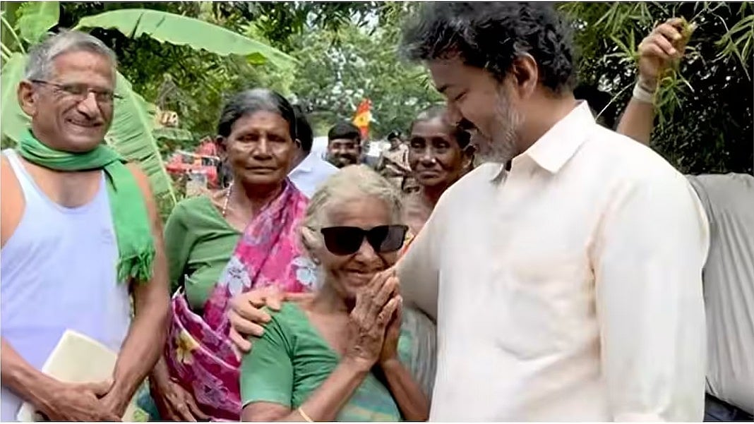 ವೃದ್ಧೆಗೆ ದುಬಾರಿ 'ಡಿಯೋರ್' ಬ್ರಾಂಡ್ ನ ಕನ್ನಡಕವನ್ನು ಗಿಫ್ಟ್ ಆಗಿ ನೀಡಿದ ಸಿಎಂ ವಿಜಯ್! Video