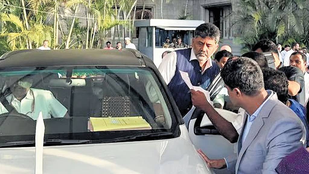 ವಿಧಾನಸೌಧ ಹೊರಗೆ ಡಿಕೆಶಿ ಕಾಯಿಸಿದ ಡ್ರೈವರ್: ಕೋಪ ಮಾಡಿಕೊಳ್ಳದೆ ಕಾಯುತ್ತಲೇ ಸಾರ್ವಜನಿಕರ ಅಹವಾಲು ಆಲಿಸಿದ CM; ತಾಳ್ಮೆಗೆ ಸಾರ್ವಜನಿಕರ ಶ್ಲಾಘನೆ..!