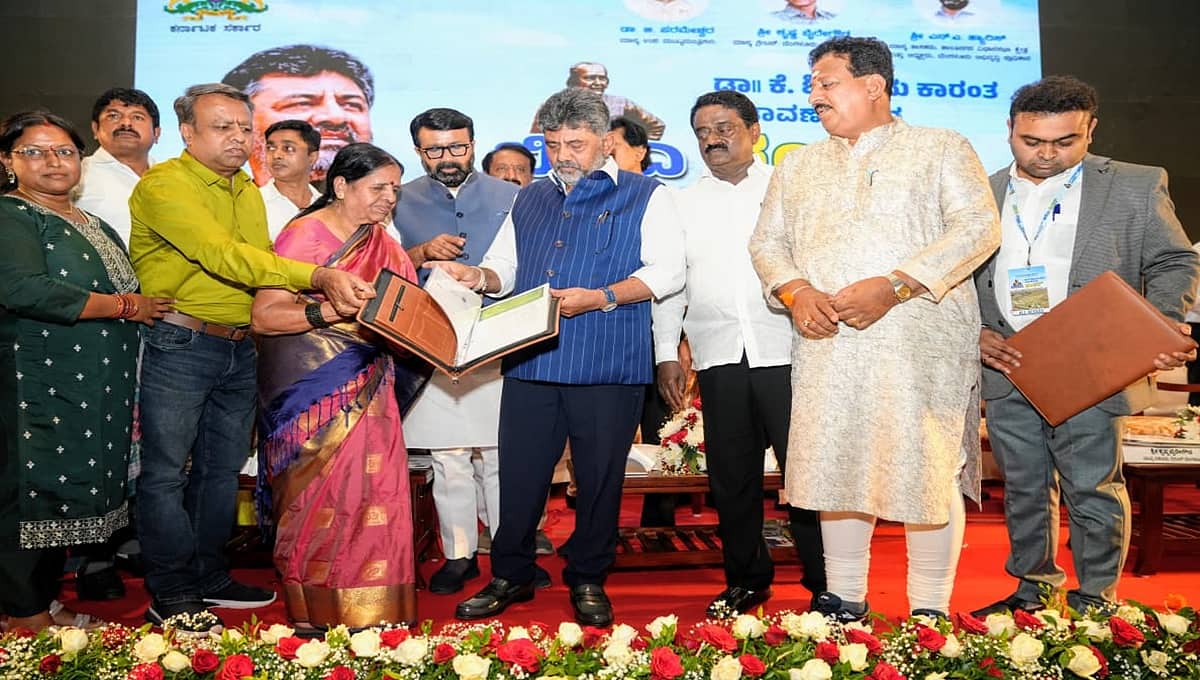 ನಾನೂ ರೈತನ ಮಗ; ನಿಮ್ಮ ನೋವು ಕಡಿಮೆ ಮಾಡುತ್ತೇನೆ: ಶಿವರಾಮ ಕಾರಂತ ಬಡಾವಣೆ ಭೂ ಮಾಲೀಕರಿಗೆ ಪರಿಹಾರ ವಿತರಿಸಿದ ಡಿ.ಕೆ ಶಿವಕುಮಾರ್