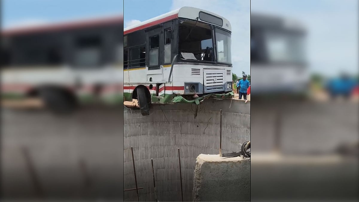 ಭೀಕರ ಅಪಘಾತ: ಕೃಷಿ ಬಾವಿಗೆ ನುಗ್ಗಿದ RTC ಬಸ್; ತಪ್ಪಿದ ಭಾರೀ ದುರಂತ, Video