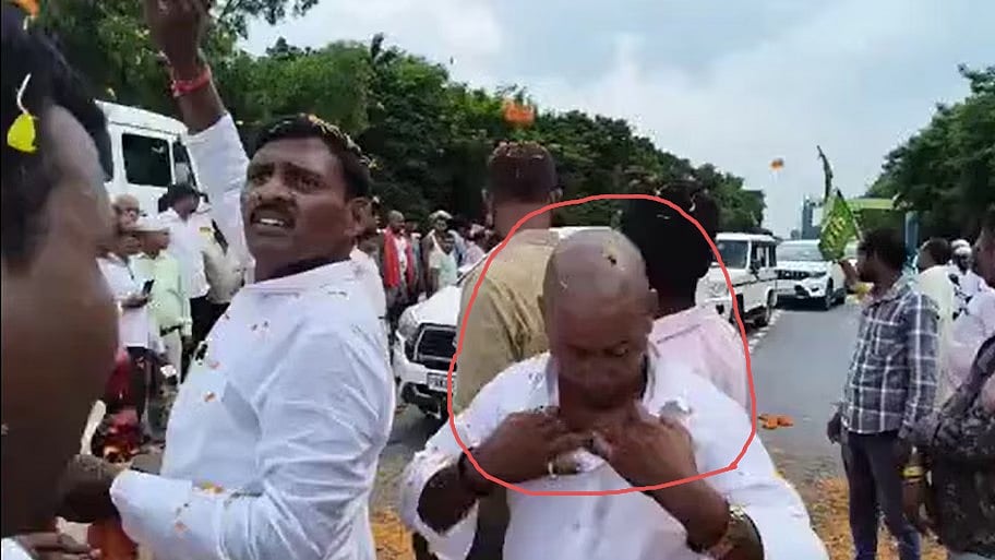 ಸಚಿವರಿಗೆ ಸ್ವಾಗತ, ಹೂಮಳೆಯಲ್ಲಿ JDU ನಾಯಕ ತಲ್ಲೀನ; ಕುತ್ತಿಗೆಯಲ್ಲಿದ್ದ 7 ಲಕ್ಷ ರೂ ಮೌಲ್ಯದ ಚಿನ್ನದ ಸರ ಎಗರಿಸಿದ ಖತರ್ನಾಕ್ ಕಳ್ಳ! Video