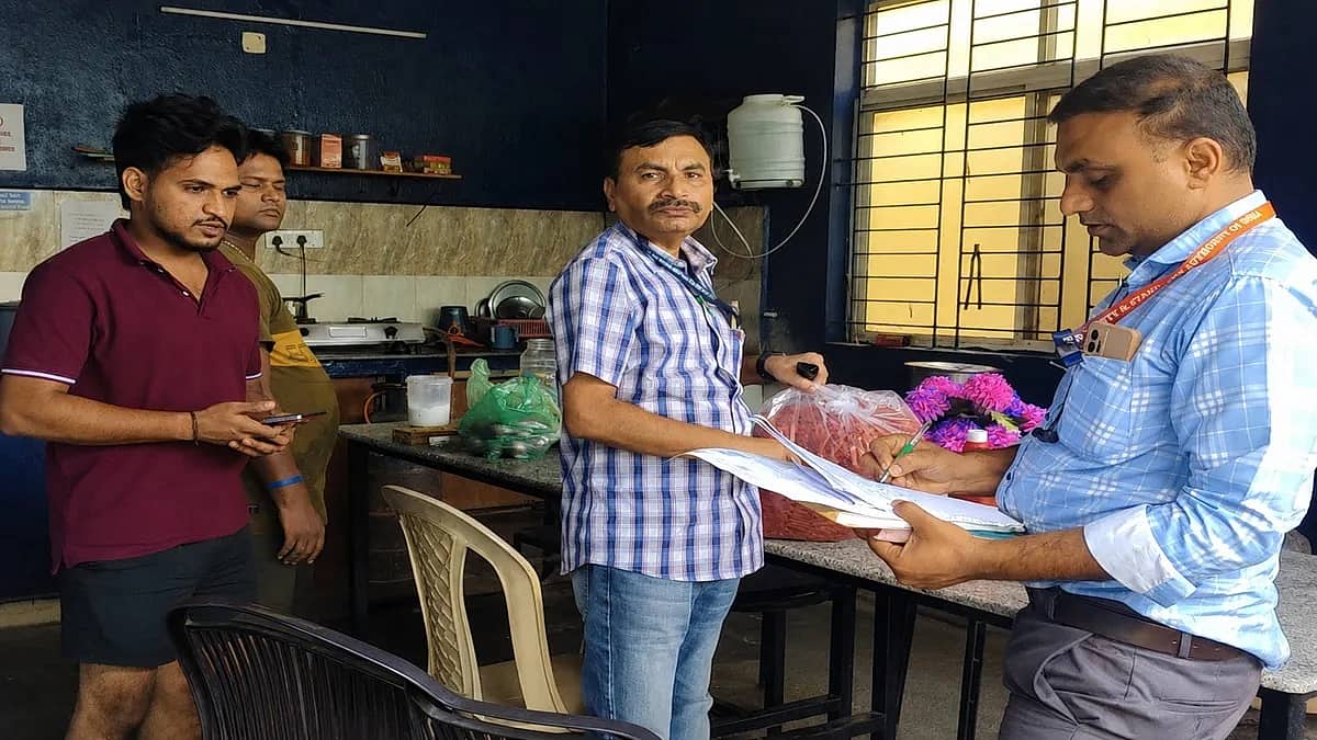 ಅವಧಿ ಮೀರಿದ ಮೊಸರು, ಡೈನಿಂಗ್ ಟೇಬಲ್ ಮೇಲೆ ತಿಗಣೆ ಪುಡಿ: ಹೊಟೇಲ್, ಕ್ಲಬ್ ಗಳ ನಂತರ ಬೆಂಗಳೂರಿನಲ್ಲಿ ಪಿಜಿಗಳ ಕರ್ಮಕಾಂಡ; Video