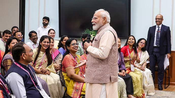 ವಿದ್ಯಾರ್ಥಿಗಳಲ್ಲಿ ಮಾದಕ ವ್ಯಸನದ ಲಕ್ಷಣಗಳ ಬಗ್ಗೆ ಎಚ್ಚರ ವಹಿಸಿ; ಸ್ಕ್ರೀನ್ ಟೈಮ್ ಕಡಿಮೆ ಮಾಡಿ: ಶಿಕ್ಷಕರಿಗೆ ಪ್ರಧಾನಿ ಮೋದಿ ಕಿವಿಮಾತು; Video