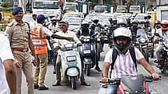 ಬೆಂಗಳೂರಿನ 4 ಫ್ಲೈಓವರ್‌ಗಳಲ್ಲಿ ಬೈಕ್-ಆಟೋ ಸಂಚಾರ ಬಂದ್: ಟ್ರಾಫಿಕ್ ಜಾಮ್'ಗೆ ಸವಾರರು ಹೈರಾಣ; ಪೊಲೀಸರ ವಿರುದ್ಧ ಜನಾಕ್ರೋಶ..!