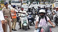 ಬೆಂಗಳೂರಿನ 4 ಫ್ಲೈಓವರ್‌ಗಳಲ್ಲಿ ಬೈಕ್-ಆಟೋ ಸಂಚಾರ ಬಂದ್: ಟ್ರಾಫಿಕ್ ಜಾಮ್'ಗೆ ಸವಾರರು ಹೈರಾಣ; ಪೊಲೀಸರ ವಿರುದ್ಧ ಜನಾಕ್ರೋಶ..!