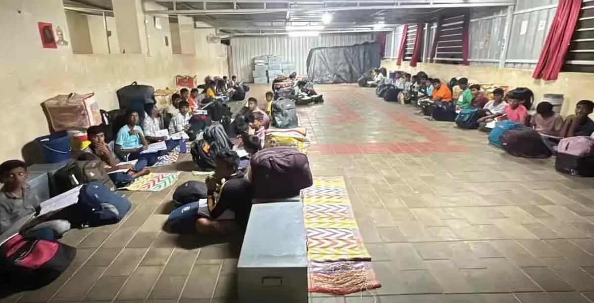 ಊಟ, ನಿದ್ದೆ, ಓದು ಒಂದೇ ಕಡೆ: 5 ವರ್ಷಗಳಿಂದ ವಸತಿ ಶಾಲೆಯ 172 ವಿದ್ಯಾರ್ಥಿಗಳು ಜಾನುವಾರು ಕೊಟ್ಟಿಗೆಯಲ್ಲಿ ವಾಸ; Video