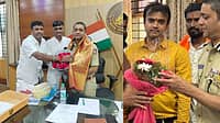 ಹುಬ್ಬಳ್ಳಿ: 'ಗೌರಿ ಲಂಕೇಶ್' ಕೊಲೆ ಕೇಸ್‌ ಹಾಗೂ ಗಾಂಜಾ ಕೇಸ್ ಆರೋಪಿಯಿಂದ ನೂತನ ಪೊಲೀಸ್‌ ಆಯುಕ್ತರಿಗೆ ಸನ್ಮಾನ!
