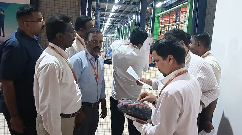 ಅಮೆಜಾನ್, ಸ್ವಿಗ್ಗಿ ಇನ್ಸ್ಟಾಮಾರ್ಟ್ ಡಾರ್ಕ್ ಸ್ಟೋರ್ಗಳ ಮೇಲೆ ದಾಳಿ: ಅವಧಿ ಮೀರಿದ, ತಪ್ಪು ಲೇಬಲ್ ಆಹಾರ ಪದಾರ್ಥಗಳು ವಶಕ್ಕೆ; Video