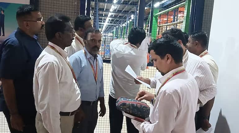ಅಮೆಜಾನ್, ಸ್ವಿಗ್ಗಿ ಇನ್ಸ್ಟಾಮಾರ್ಟ್ ಡಾರ್ಕ್ ಸ್ಟೋರ್ಗಳ ಮೇಲೆ ದಾಳಿ: ಅವಧಿ ಮೀರಿದ, ತಪ್ಪು ಲೇಬಲ್ ಆಹಾರ ಪದಾರ್ಥಗಳು ವಶಕ್ಕೆ; Video