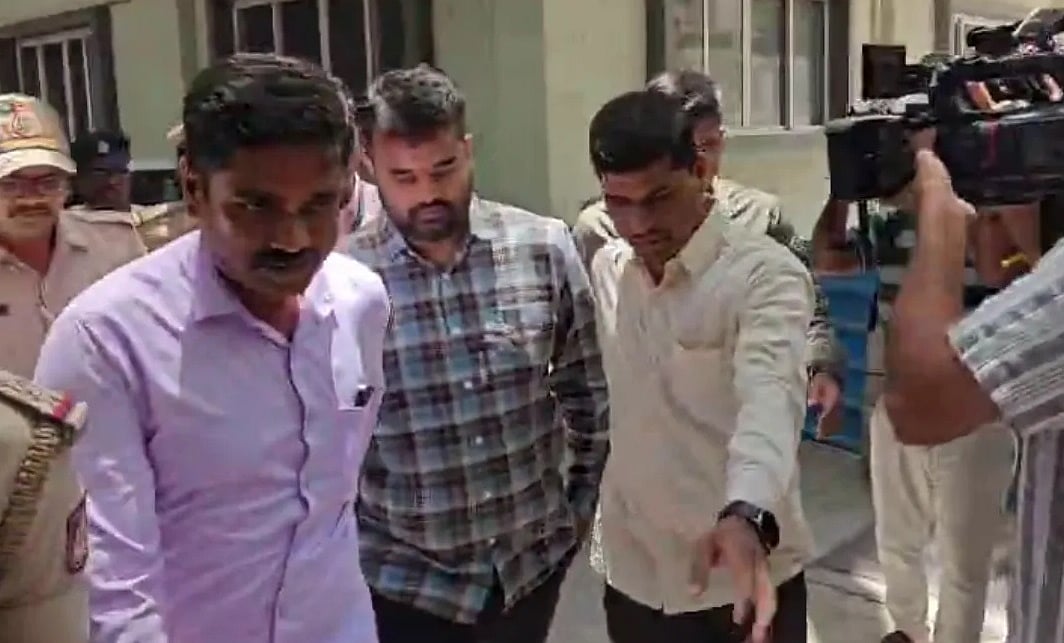 ಜೈಲಿನಲ್ಲಿ ಮೊಬೈಲ್ ಬಳಕೆ ಪತ್ತೆ: ಪ್ರಜ್ವಲ್ ರೇವಣ್ಣ, ಸಹ-ಆರೋಪಿ ಎರಡು ದಿನ ಪೊಲೀಸ್ ಕಸ್ಟಡಿಗೆ