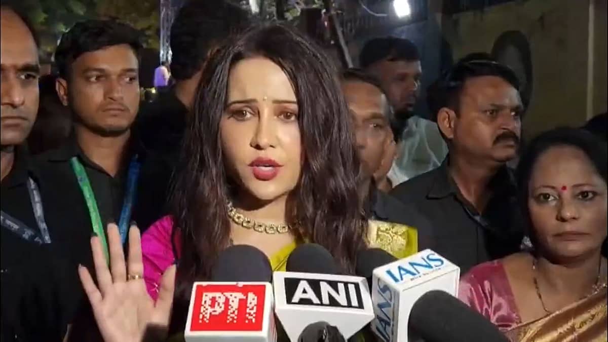 'ಗರ್ಬಾ, ನವರಾತ್ರಿ ಎಲ್ಲರ ಹಬ್ಬ.. ಮುಸ್ಲಿಮರಿಗೆ ಆಕ್ಷೇಪವೇಕೆ?': Amruta Fadnavis ಸಮರ್ಥನೆ, Video