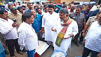 APMC ಮಾರುಕಟ್ಟೆಗೆ ಮುಖ್ಯಮಂತ್ರಿ ಡಿ.ಕೆ ಶಿವಕುಮಾರ್ ಭೇಟಿ: ರಾತ್ರೋರಾತ್ರಿ ಪ್ರಸಿದ್ಧವಾಯ್ತು ಬೆಳ್ಳುಳ್ಳಿ ಅಂಗಡಿ!