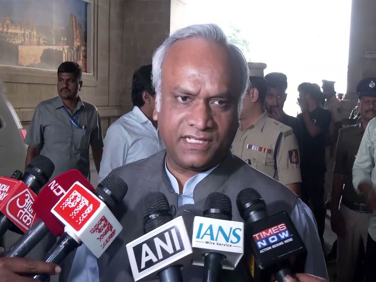"ಅಸೂಯೆ, ದ್ವೇಷಕ್ಕೆ ಯಾವುದೇ ಮದ್ದಿಲ್ಲ": NICE ಯೋಜನೆ ಕುರಿತ HDK ಹೇಳಿಕೆಗಳಿಗೆ ಸಚಿವ ಪ್ರಿಯಾಂಕ್ ಖರ್ಗೆ ತಿರುಗೇಟು; Video