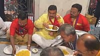 ದೇವಸ್ಥಾನದಲ್ಲಿ ಮೀನು ತಿಂದ ಸುವೇಂದು ಅಧಿಕಾರಿ: ಬಾಗೇಶ್ವರ್ ಬಾಬಾಗೆ ತಿರುಗೇಟು; CM ಮಾಂಸಾಹಾರ ಸೇವನೆ ಬಗ್ಗೆ ಬಿಜೆಪಿ ಹೇಳಿದ್ದೇನು? Video