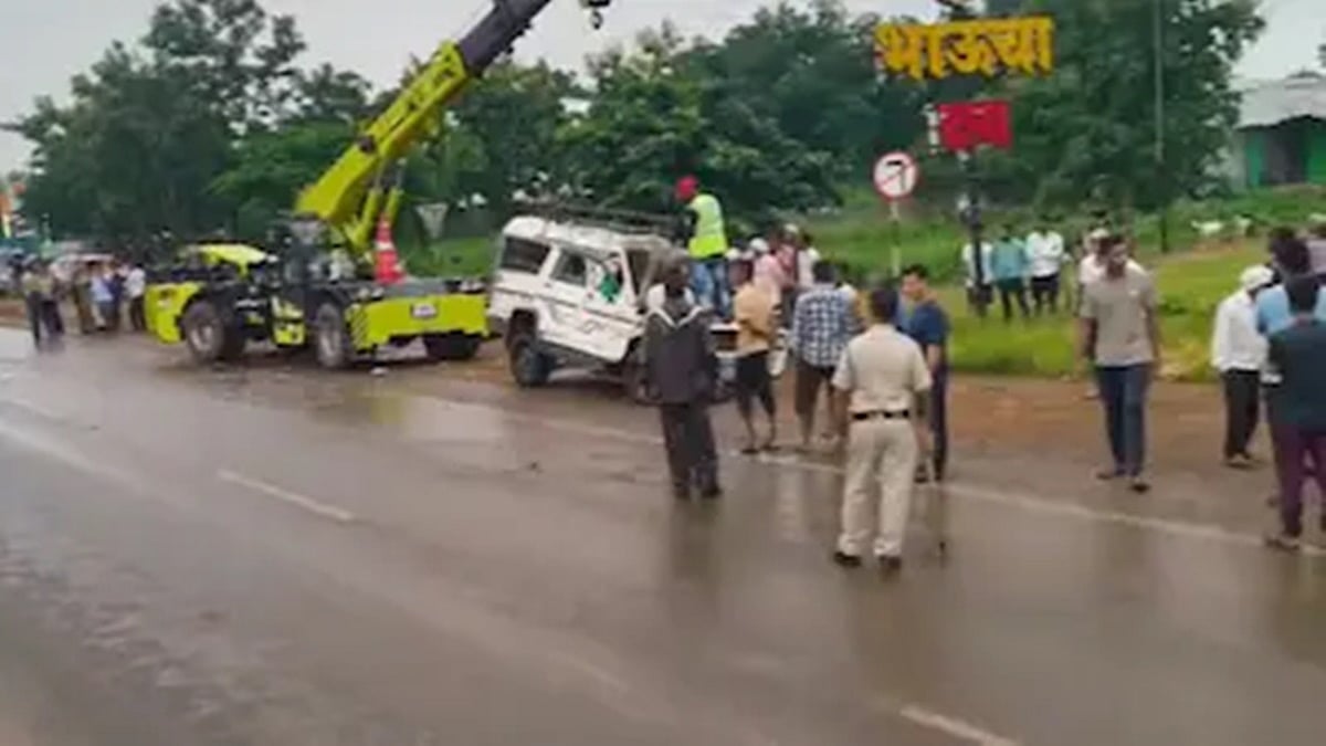 ಮಹಾ ದುರಂತ: ಟ್ರಕ್ಗೆ ಪಿಕಪ್ ವ್ಯಾನ್ ಡಿಕ್ಕಿ; ಭೀಕರ ಅಪಘಾತದಲ್ಲಿ 3 ಮಕ್ಕಳು ಸೇರಿದಂತೆ 9 ಮಂದಿ ಸಾವು