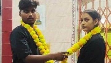 ಪ್ರಿಯಕರನ ಜೊತೆ ಓಡಿಹೋದ ಪತ್ನಿ; ಪತ್ತೆಹಚ್ಚಿ ಮಾಜಿ ಪ್ರೇಮಿಯೊಂದಿಗೇ ಮದುವೆ ಮಾಡಿಸಿದ ಜವಾನ!