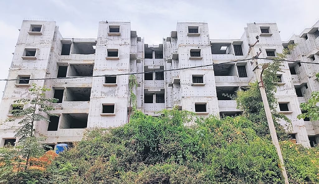 ನಾಲ್ಕು ವರ್ಷಗಳಾದರೂ ಇನ್ನೂ ಪೂರ್ಣಗೊಳ್ಳದ ಬಹುಮಹಡಿ ವಸತಿ ಯೋಜನೆ: 336 ಫ್ಲಾಟ್ಗಳ ನಿರ್ಮಾಣ ಅಪೂರ್ಣ!