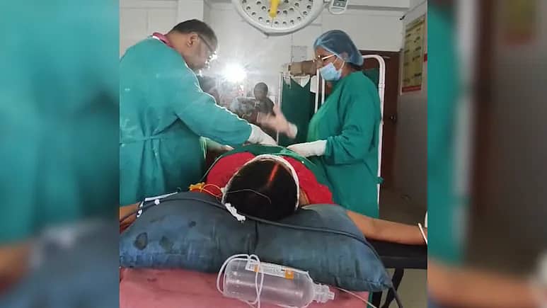 ಆಪರೇಷನ್ ನಡೆಯುತ್ತಿದ್ದಾಗಲೇ ವಿದ್ಯುತ್ ಕಡಿತ; ಮೊಬೈಲ್ ಟಾರ್ಚ್ ಬೆಳಕಲ್ಲೇ ಗರ್ಭಿಣಿಯರಿಗೆ ಶಸ್ತ್ರಚಿಕಿತ್ಸೆ! ಬಿಹಾರ ಆಸ್ಪತ್ರೆ ಅವ್ಯವಸ್ಥೆ!