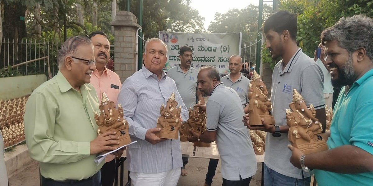 ಬೆಂಗಳೂರು: ಪರಿಸರ ಸ್ನೇಹಿ ಗಣೇಶ ಮೂರ್ತಿಗಳನ್ನು ಉಚಿತವಾಗಿ ವಿತರಿಸಿದ ಸಚಿವ ರಾಮಲಿಂಗಾರೆಡ್ಡಿ!