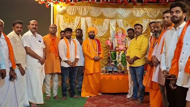 ಇನ್ಸ್ ಪೆಕ್ಟರ್ ಧನಂಜಯ್ ಧಮ್ಕಿಗೆ ಸೆಡ್ಡು: ಪೊಲೀಸ್ ಠಾಣೆಯ 200 ಮೀಟರ್ ಅಂತರದಲ್ಲೇ ಮಹಾಗಣಪತಿ ಪ್ರತಿಷ್ಠಾಪನೆ! ಶೋಭಾಯಾತ್ರೆಗೆ ಸಜ್ಜು