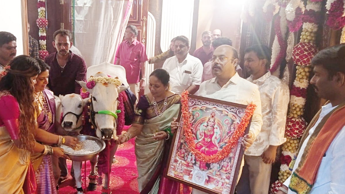 ಸಿದ್ದರಾಮಯ್ಯ ಮನೆ ಗೃಹಪ್ರವೇಶ: ಪತ್ನಿಯಿಂದ ಗೋ ಪೂಜೆ, ಲಕ್ಷ್ಮಿ ಫೋಟೊ ಹಿಡಿದು ನಿಂತ ಯತೀಂದ್ರ; ಸಾಮಾಜಿಕ ಮಾಧ್ಯಮಗಳಲ್ಲಿ ಭಾರಿ ಚರ್ಚೆ