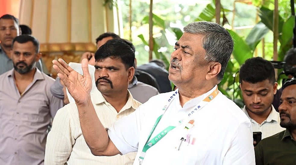 ‘ಒಂದು ಹಾಡನ್ನು ರಾಜಕೀಯ ಅಸ್ತ್ರವಾಗಿಸಿಕೊಂಡು, ಅದನ್ನೇ ಸರಿಯಾಗಿ ಹಾಡಲು ಸಾಧ್ಯವಾಗದಿರುವುದಕ್ಕಿಂತ ದೊಡ್ಡ ರಾಜಕೀಯ ವೈರುಧ್ಯ ಮತ್ತೊಂದಿಲ್ಲ’: BJP ಕುರಿತು ಕಾಂಗ್ರೆಸ್ ವ್ಯಂಗ್ಯ