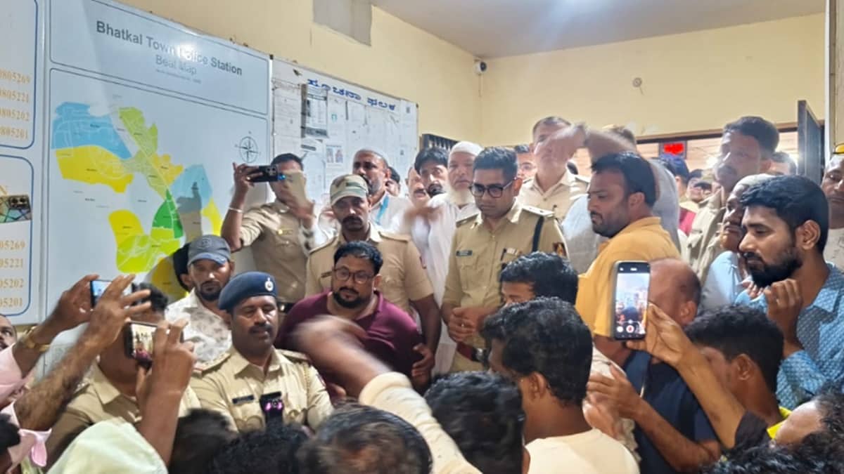 ಭಟ್ಕಳದಲ್ಲಿ ಮಸೀದಿ-ಮದರಸಾ ಮೇಲೆ ಅಷ್ಟೇ ಅಲ್ಲ, ಗಣೇಶ ಮೆರವಣಿಗೆ ಮೇಲೂ ಕಲ್ಲು ತೂರಾಟ: ಎರಡು ಪ್ರತ್ಯೇಕ FIR ದಾಖಲು; Video