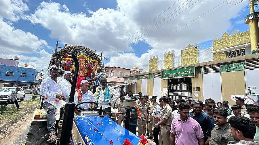 ನಾಗಮಂಗಲದಲ್ಲಿ ಕೋಮು ಸೌಹಾರ್ದದ ಗಣೇಶೋತ್ಸವ: ವಿಸರ್ಜನಾ ಮೆರವಣಿಗೆಗೆ ಮುಸ್ಲಿಮರ ಸಾರಥ್ಯ!