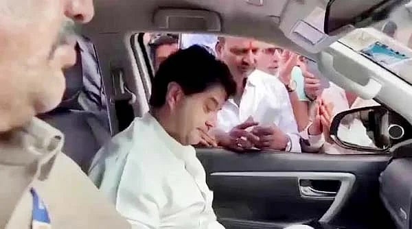 'ನನ್ನ ಮುಂದೆ ಇಂಥ ಭಾಷೆ ಬಳಸಬೇಡಿ': ನಿಮಗೆ ಓಟ್ ಹಾಕೋದಿಲ್ಲ ಎಂಬ ನಿವಾಸಿಗಳ ಮಾತಿಗೆ ಕೇಂದ್ರ ಸಚಿವ ಸಿಂಧಿಯಾ ಗರಂ; Video