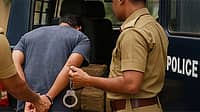 ಮರ್ಮಾಂಗ ತೋರಿಸಿ ವಿದ್ಯಾರ್ಥಿನಿಗೆ ಕಿರುಕುಳ; ಕಾಮುಕನಿಗೆ ಧರ್ಮದೇಟು, ರಕ್ಷಿಸಿದ ಯುವಕರನ್ನೇ ಬಂಧಿಸಿದ ಪೊಲೀಸರು!