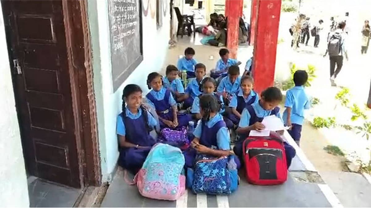 ರಾಯಚೂರು: ಕ್ಲಾಸ್ ರೂಂಗಳ ಕೊರತೆ; ವಿದ್ಯಾರ್ಥಿಗಳಿಗೆ ಬಯಲಿನಲ್ಲಿ ತರಗತಿ!