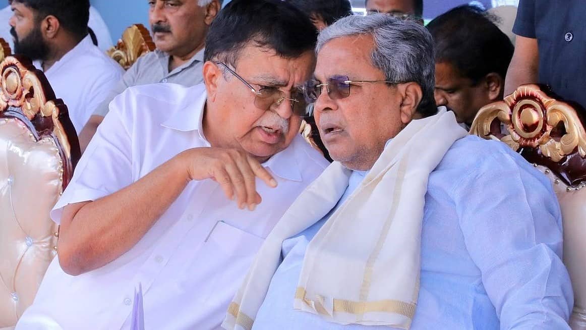 ಮಂಗಳೂರಿನಲ್ಲಿ ಡಿಕೆಶಿ ಸಂಪುಟ ಸಭೆ, ತುಮಕೂರಿನಲ್ಲಿ ಸಿದ್ದರಾಮಯ್ಯ ಡಿನ್ನರ್ ಮೀಟಿಂಗ್: 'ಕೈ' ಪಾಳಯದಲ್ಲಿ ಹೊಸ ತಂತ್ರಗಾರಿಕೆ?