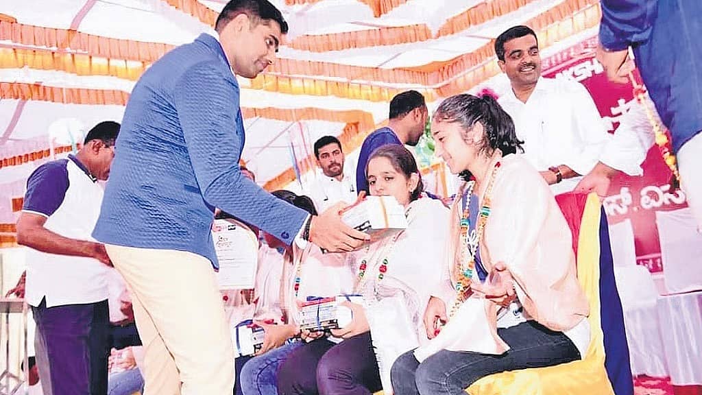 ಹಾಸನದಲ್ಲಿ ಅಕ್ಷರ ಕ್ರಾಂತಿ: ಇಲ್ಲಿ ಪುಸ್ತಕಗಳೇ ನಿಜವಾದ ಆಸ್ತಿ; ಯುವ ಪೀಳಿಗೆಯನ್ನು ಅಕ್ಷರ ಲೋಕಕ್ಕೆ ಸೆಳೆಯುತ್ತಿರುವ ಅಪರೂಪದ ಮಳಿಗೆ..!
