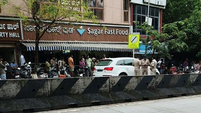 ಕೋರಮಂಗಲ ಪೊಲೀಸ್ ಠಾಣೆ ಸಮೀಪ ಐಷಾರಾಮಿ ಕಾರಿನಲ್ಲಿ ವ್ಯಕ್ತಿಯ ಶವ ಪತ್ತೆ!