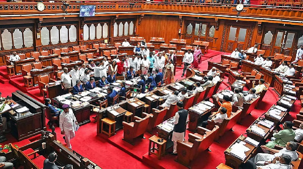ಸಭಾಪತಿ ಪೀಠ ಸಂವಿಧಾನದ್ದೋ, ಕಾಂಗ್ರೆಸ್‌ದ್ದೋ?; ಪರಿಷತ್‌ನಲ್ಲಿ ‘ವಂದೇ ಮಾತರಂ’ ಎರಡು ಚರಣ ಹಾಡಿ ನಿಲ್ಲಿಸಿದ ರಾಜ್ಯ ಸರ್ಕಾರದ ವಿರುದ್ಧ BJP ಆಕ್ರೋಶ..!