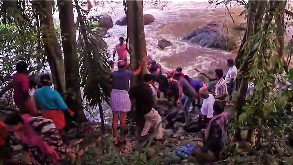ಕೇರಳದಲ್ಲಿ ದಿಢೀರ್ ಪ್ರವಾಹ: ಈಜಲು ಹೋದವರು ನೀರುಪಾಲು; 5 ಸಾವು, ಒಬ್ಬರು ನಾಪತ್ತೆ! Video