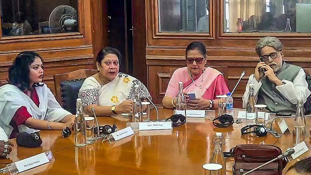 ಲೋಕಸಭಾ ಸ್ಪೀಕರ್ ನೀಡಿದ್ದ ಗಡುವು ಮುಕ್ತಾಯ: ಅನರ್ಹತೆ ಅರ್ಜಿಗಳಿಗೆ ಉತ್ತರಿಸಲು ನಾಲ್ಕು ವಾರಗಳ ಕಾಲಾವಕಾಶ ಕೋರಿದ ಟಿಎಂಸಿ ಬಂಡಾಯ ಸಂಸದರು!