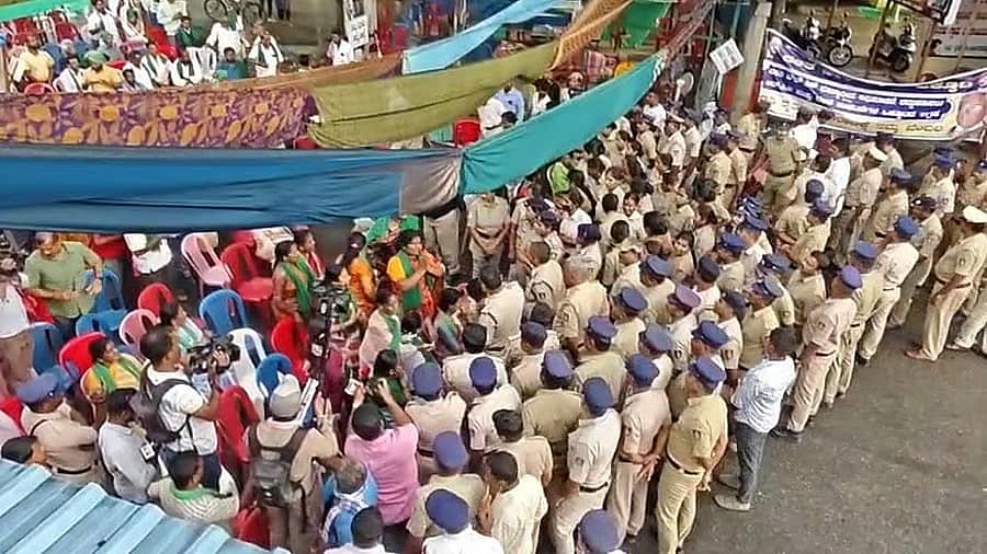 ಬಿಡದಿ ಟೌನ್ಶಿಪ್ ಯೋಜನೆಗೆ ವಿರೋಧ: ಉಪವಾಸ ಸತ್ಯಾಗ್ರಹ 6ನೇ ದಿನಕ್ಕೆ; ಪ್ರತಿಭಟನಾಕಾರರು ಪೊಲೀಸರ ವಶಕ್ಕೆ!