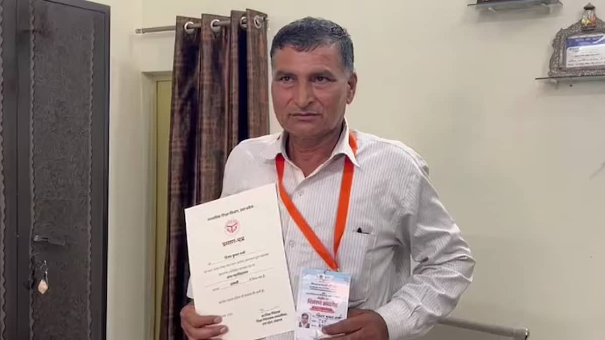 ಮನಸ್ಸಿದ್ದರೆ ಮಾರ್ಗ ಎಂಬುದನ್ನು ರುಜುವಾತು ಮಾಡಿದ ಛಲವಾದಿ; 27 ವರ್ಷಗಳ ಹೋರಾಟದಲ್ಲಿ 26 ಬಾರಿ ಸೋತು 59ನೇ ವಯಸ್ಸಿನಲ್ಲಿ ಸರ್ಕಾರಿ ಶಿಕ್ಷಕರಾದ ವಿಜಯ್