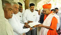 ಮೈಸೂರು ದಸರಾ ಉದ್ಘಾಟನೆಗೆ ಗವಿಸಿದ್ದೇಶ್ವರ ಶ್ರೀಗಳಿಗೆ ಅಧಿಕೃತ ಆಹ್ವಾನ: ಸಂತೋಷದಿಂದ ಸ್ವೀಕರಿಸಿದ ಸ್ವಾಮೀಜಿ!