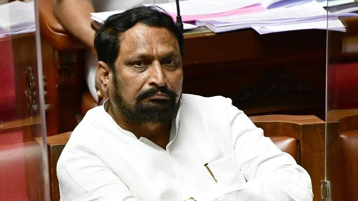ಖುದ್ದು ವಿಚಾರಣೆಗೆ ಹಾಜರಾಗುವಂತೆ ಸಚಿವ ಲಕ್ಷ್ಮಣ ಸವದಿಗೆ ಕೋರ್ಟ್ ಸಮನ್ಸ್!