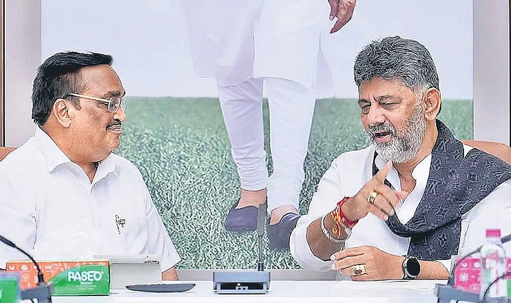ಮೇಕೆದಾಟು ಯೋಜನೆಗೆ ಡಿಕೆಶಿ ಬಿಗಿ ಪಟ್ಟು: ಕೇಂದ್ರದ ಮಧ್ಯಸ್ಥಿಕೆಗೆ ಒತ್ತಾಯ; ಸ್ಥಳ ಪರಿಶೀಲನೆಗೆ ತಮಿಳುನಾಡು ಸರ್ಕಾರಕ್ಕೆ ಮುಕ್ತ ಆಹ್ವಾನ..!