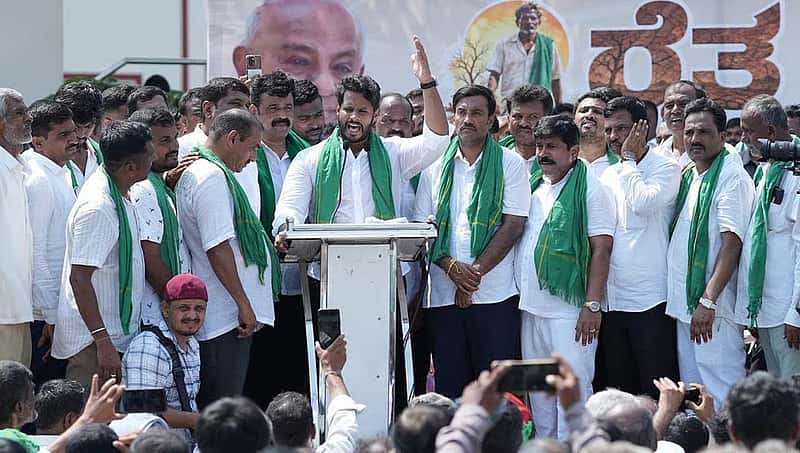 'ಮಗಾ.. 3 ತಿಂಗಳಿಂದ ಪಿಂಚಣಿ ಬಂದಿಲ್ಲ, ಬದುಕೋದು ಕಷ್ಟ-ವೃದ್ಧೆ ಅಳಲು': ಕನಕಪುರ ರೈತ ಸ್ವಾಭಿಮಾನಿ ಯಾತ್ರೆಯಲ್ಲಿ ಅಜ್ಜಿಗೆ ಧೈರ್ಯ ತುಂಬಿದ ನಿಖಿಲ್