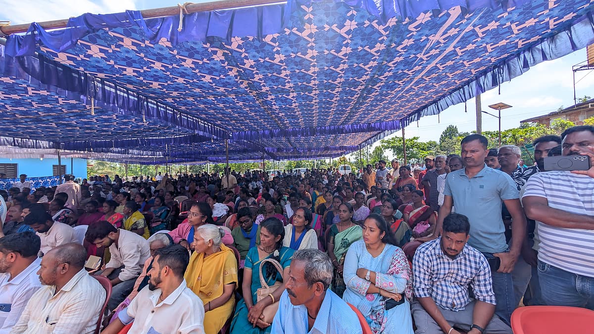 ತಮ್ಮ ಮತದಾನದ ಹಕ್ಕನ್ನು ಕಳೆದುಕೊಳ್ಳುವ ಭೀತಿಯಲ್ಲಿದ್ದ 600ಕ್ಕೂ ಹೆಚ್ಚು ಗ್ರಾಮಸ್ಥರು ಸಭೆಯಲ್ಲಿ ಸೇರಿದ್ದರು.