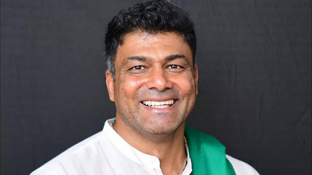 ನಮ್ಮ MLA ಭೇಟಿಯಾಗಬೇಕು; ಅಮೆರಿಕಾಗೆ ಉಚಿತ ವೀಸಾ ಕೊಡಿಸಿ: ದರ್ಶನ್ ಪುಟ್ಟಣ್ಣಯ್ಯ ವಿರುದ್ಧ ರೈತರ ಆಕ್ರೋಶ; DCಗೆ ಮನವಿ