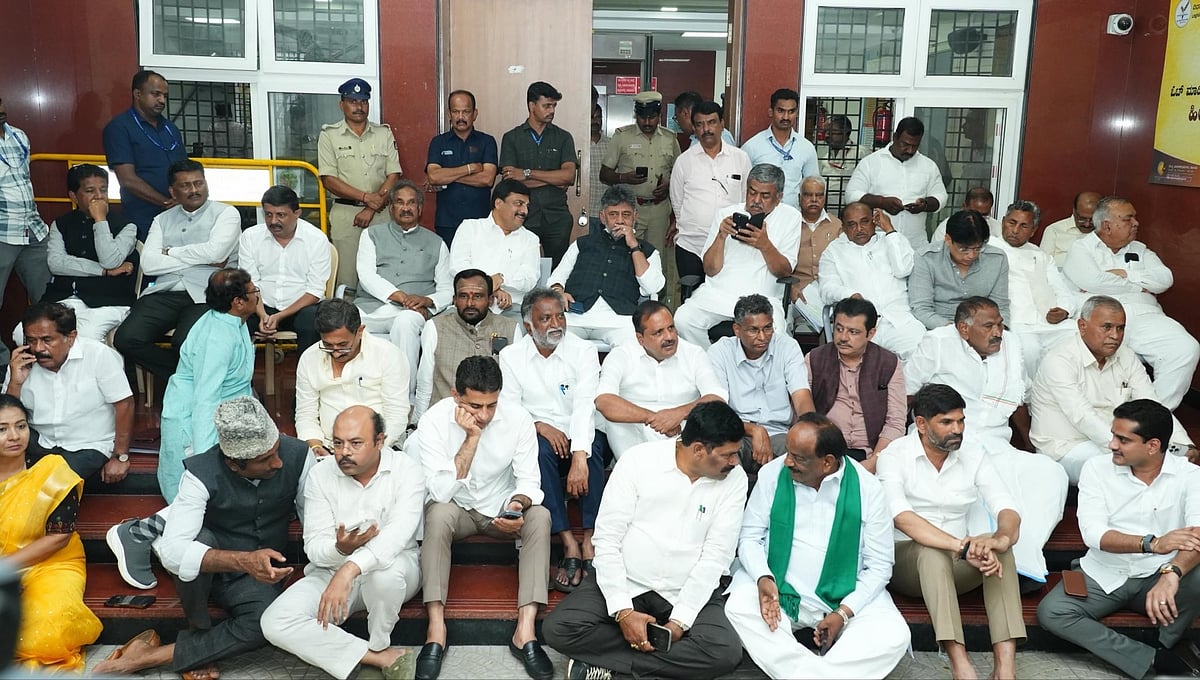 'FIR ಆಗೋ ತನಕ ಇಲ್ಲಿಂದ ಕದಲೋದಿಲ್ಲ': ಸಿಎಂ ಡಿ.ಕೆ ಶಿವಕುಮಾರ್ ಪಟ್ಟು, ಧರಣಿ, CEO ಕಚೇರಿ ಮುಂದೆ ಹೈಡ್ರಾಮಾ; Video